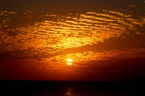 Büyülü göksel adımları ve kış, bulutlu gökyüzü, bulutlar deniz güneş ray güzel gün batımı
