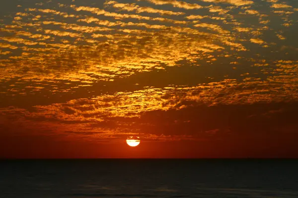 Magiska himmelska stegen och vacker solnedgång i vinter, molnig himmel, sun ray i havet av moln — Stockfoto