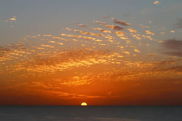 Escalones mágicos en el cielo, hermosa puesta de sol inusual en invierno, cielo nublado, rayos de sol en el mar de nubes — Foto de Stock