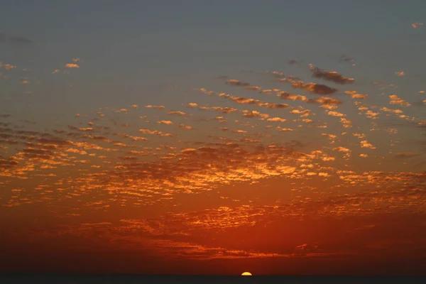 Passos mágicos no céu, belo pôr do sol incomum no inverno, céu nublado, raio de sol no mar de nuvens — Fotografia de Stock