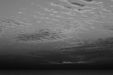 Renkli bulutlu gökyüzü, bulutlar deniz güneş ray büyülü gün batımı