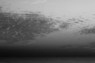 Renkli bulutlu gökyüzü, bulutlar deniz güneş ray büyülü gün batımı