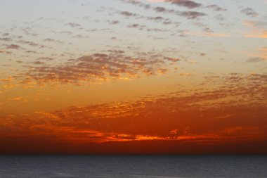 Kış, bulutlu gökyüzü, bulutlar deniz güneş ray büyülü çok güzel gün batımı