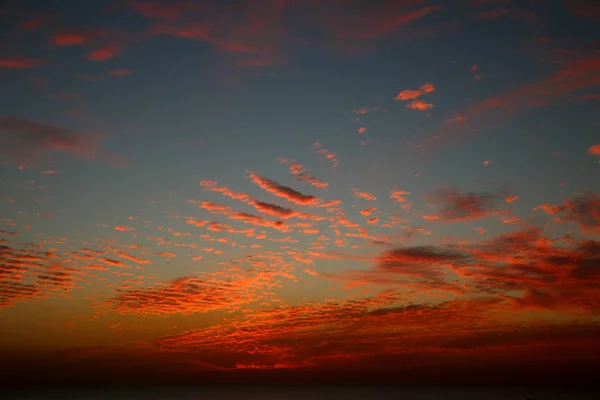 Magische zeer mooie zonsondergang in de winter, bewolkte hemel, straal van de zon in de zee van wolken — Stockfoto