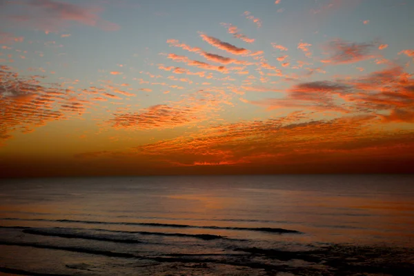 冬、曇り空、雲の海で太陽光線魔法の非常に美しい夕日 — ストック写真