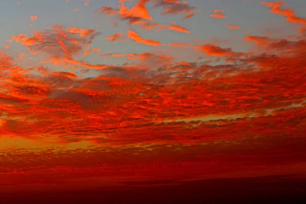 Magical pôr do sol muito bonito no inverno, céu nublado, raio de sol no mar de nuvens — Fotografia de Stock