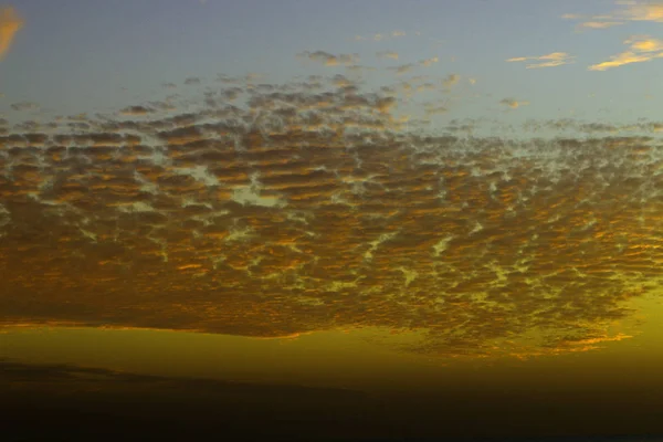 Pôr do sol mágico no céu nublado colorido, raio de sol no mar de nuvens — Fotografia de Stock