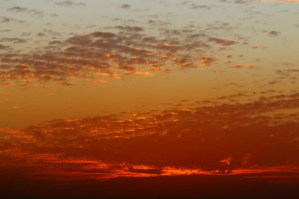 Magical very beautiful sunset in winter, cloudy sky, sun ray in the sea of clouds — Stock Photo, Image