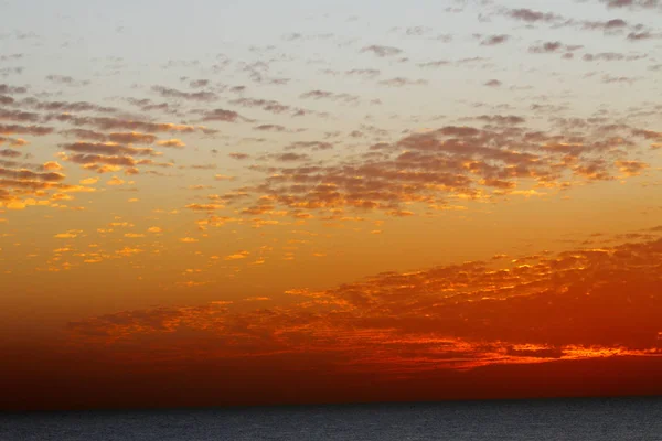 Atardecer mágico muy hermoso en invierno, cielo nublado, rayo de sol en el mar de nubes — Foto de Stock