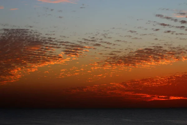 Magical pôr do sol muito bonito no inverno, céu nublado, raio de sol no mar de nuvens — Fotografia de Stock