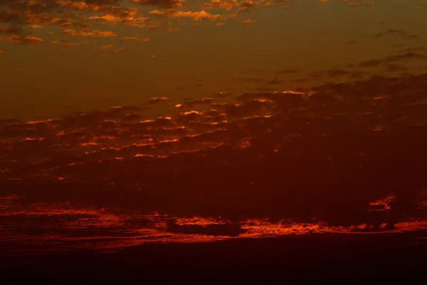 Atardecer mágico muy hermoso en invierno, cielo nublado, rayo de sol en el mar de nubes — Foto de Stock