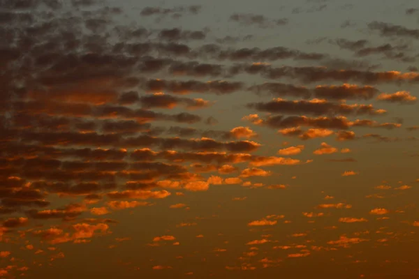 Magical pôr do sol muito bonito no inverno, céu nublado, raio de sol no mar de nuvens — Fotografia de Stock