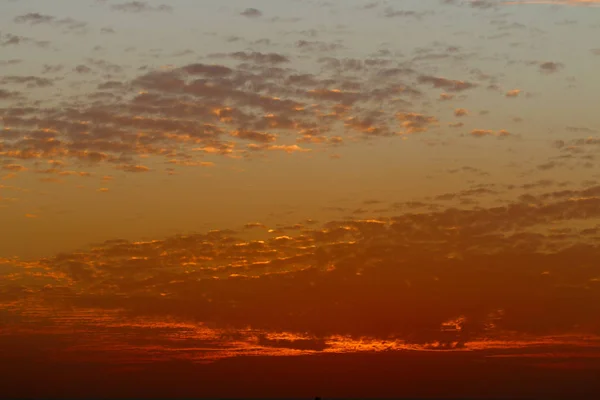 Très beau coucher de soleil rouge en hiver, ciel nuageux, rayon de soleil dans la mer de nuages — Photo