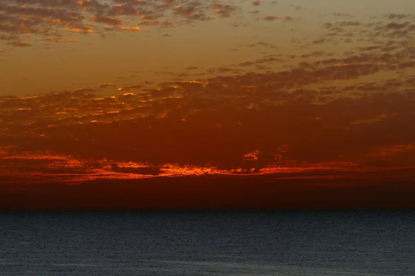 Πολύ όμορφο κόκκινο ηλιοβασίλεμα στο χειμώνα, συννεφιασμένος ουρανός, ήλιος ray στη θάλασσα των νεφών — Φωτογραφία Αρχείου