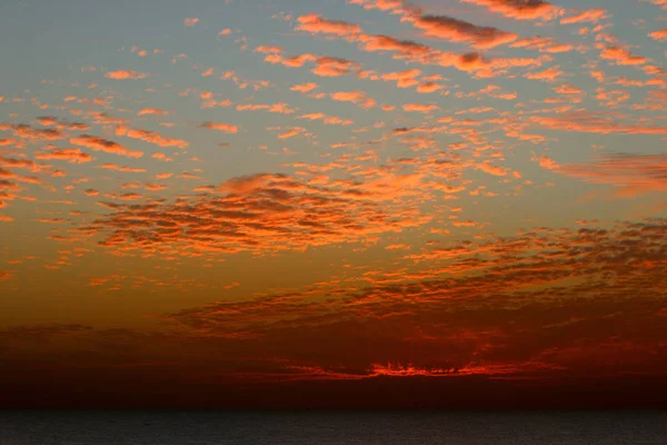 Pôr do sol mágico vermelho no inverno, céu nublado, raio de sol no mar de nuvens — Fotografia de Stock