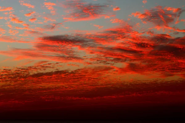 Piros varázslatos naplemente a téli, a felhős ég, a sun ray-ban a tenger, a felhők — Stock Fotó