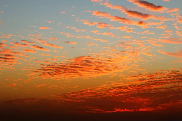 冬、曇り空、雲の海で太陽光線の赤魔法の夕日 — ストック写真