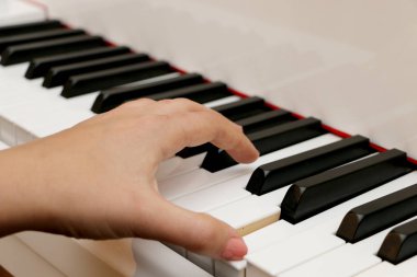 O piyano, cllose-up piyano, beyaz ve siyah klavye çalış