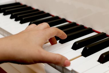 O piyano, cllose-up piyano, beyaz ve siyah klavye çalış
