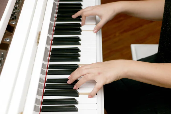 그녀는 피아노, cllose 피아노, 흰색 및 검은색 키보드를 재생 — 스톡 사진