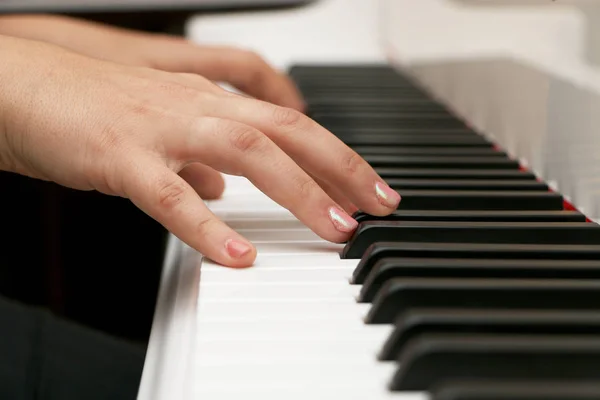 Hon spelar piano, cllose-up piano, vitt och svart tangentbordet — Stockfoto