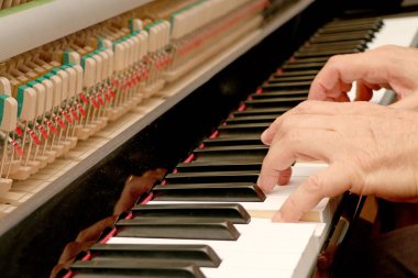 Piyano, beyaz ve siyah klavye kadar kapatın