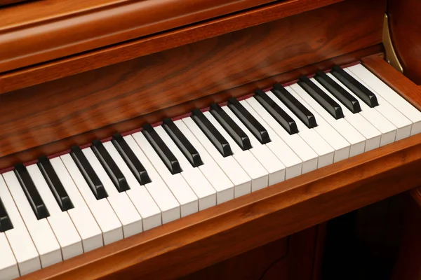 Primer plano piano, teclado blanco y negro — Foto de Stock