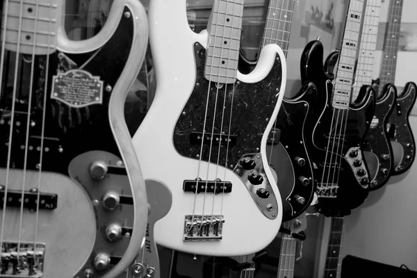 Grand Nombre Guitares Électriques Sur Comptoir Dans Magasin — Photo