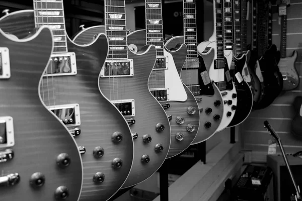 Grand Nombre Guitares Électriques Sur Comptoir Dans Magasin — Photo