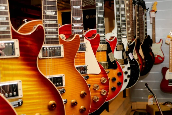 Eine Große Anzahl Von Gitarren Auf Der Ladentheke — Stockfoto