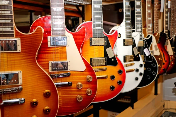 Grande Número Guitarras Elétricas Balcão Loja — Fotografia de Stock