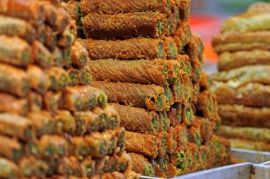 Mağaza tatlılık vitrinde bir piramit şeklinde yapılan bal Baklava