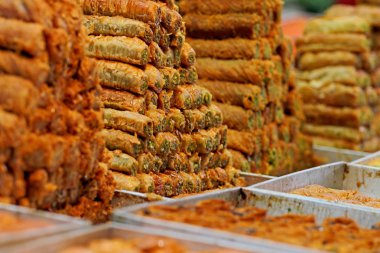 Mağaza tatlılık vitrinde bir piramit şeklinde yapılan bal Baklava