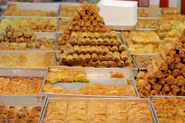 Mağaza tatlılık vitrinde bir piramit şeklinde yapılan bal Baklava