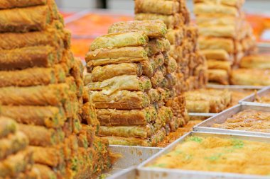 Mağaza tatlılık vitrinde bir piramit şeklinde yapılan bal Baklava