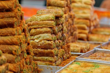 Mağaza tatlılık vitrinde bir piramit şeklinde yapılan bal Baklava