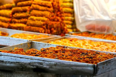 Mağaza tatlılık vitrinde bir piramit şeklinde yapılan bal Baklava