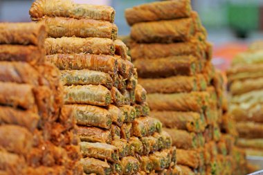 Mağaza tatlı vitrinde bir piramit şeklinde yapılan bal Baklava
