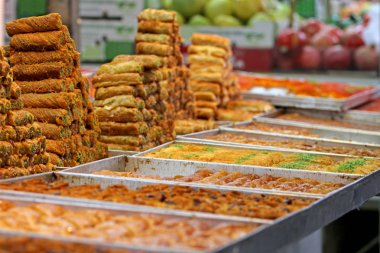 Mağaza tatlı vitrinde bir piramit şeklinde yapılan bal Baklava