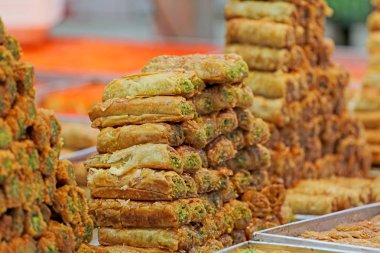 Mağaza tatlı vitrinde bir piramit şeklinde yapılan bal Baklava