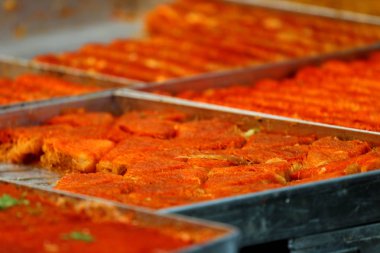 Mağaza tatlı vitrinde bir piramit şeklinde yapılan bal Baklava