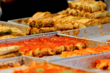 Mağaza tatlı vitrinde bir piramit şeklinde yapılan bal Baklava