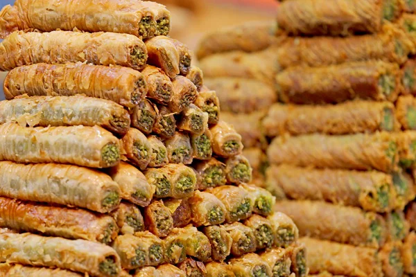 Mağaza tatlı vitrinde bir piramit şeklinde yapılan bal Baklava