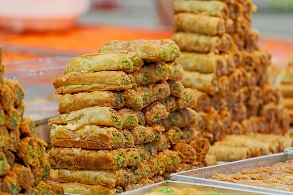 Mağaza tatlı vitrinde bir piramit şeklinde yapılan bal Baklava