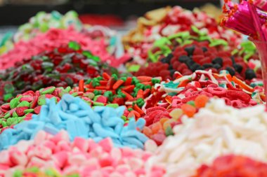 Çok renkli farklı geniş jelatin şekerlemeler. 