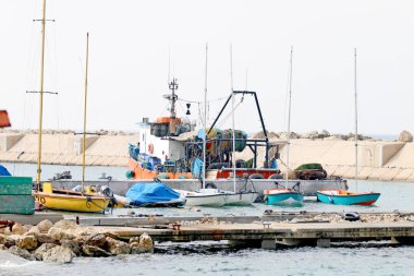 Açık denizde balıkçı teknesi