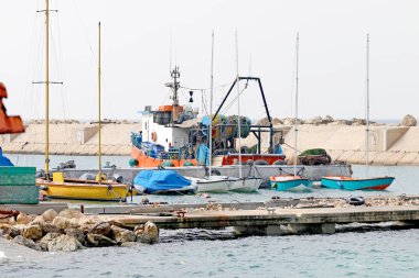 Açık denizde balıkçı teknesi