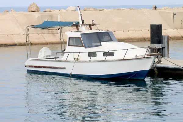 Yacht Hamnen Förtöjd Till Stranden — Stockfoto