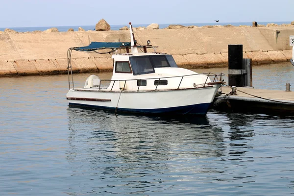 Yacht Hamnen Förtöjd Till Stranden — Stockfoto