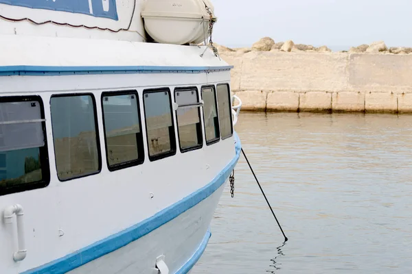 Yacht Hamnen Förtöjd Till Stranden — Stockfoto